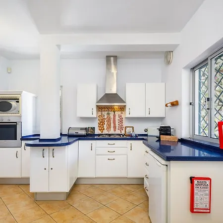 Quadradinhos 38q 4 Bedrooms Private Pool Short Walk To The *