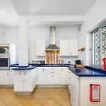 Quadradinhos 38q 4 Bedrooms Private Pool Short Walk To The *